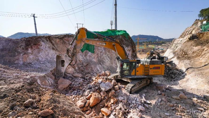 徐工挖掘机xe600dk max在贵阳铁建城土石方工程施工现场